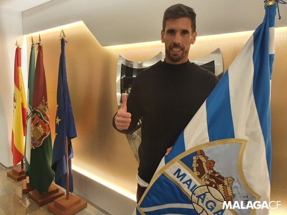 Manolo Gaspar y Raúl Iznata acompañaron a Javier Ramos en la firma. MálagaCF