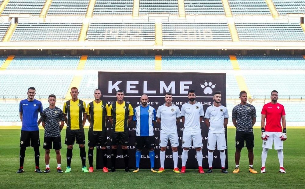 La segunda equipación es negra y amarilla. Twitter/CFHercules