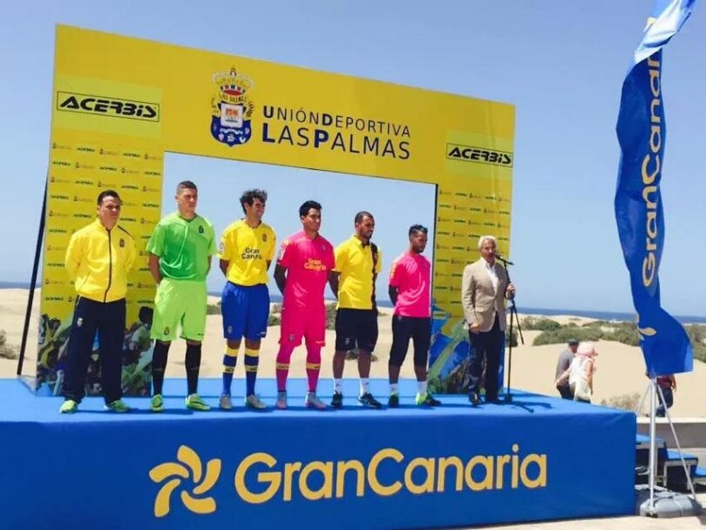 Presentación de las nuevas equipaciones de la Unión Deportiva Las Palmas. Twitter
