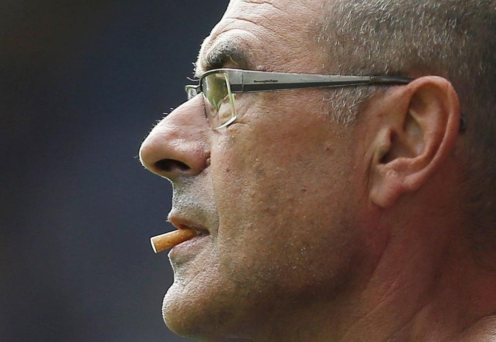 Sarri a mastiqué le filtre d'une cigarette, étant interdit de fumer. Twitter/FutbolBritanico