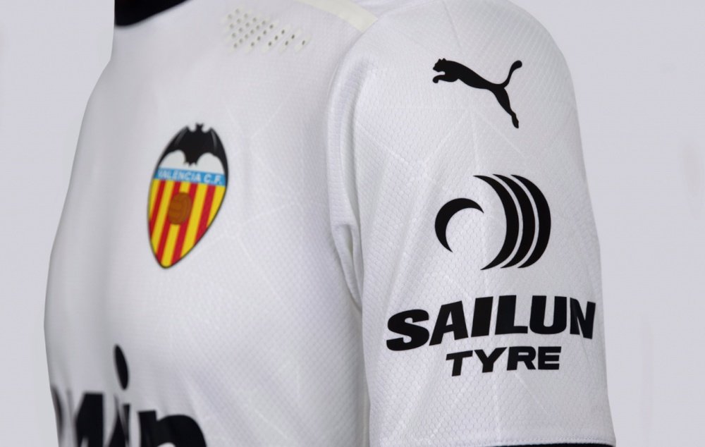 Presentadas las tres camisetas del Valencia. Twitter/ValenciaCF