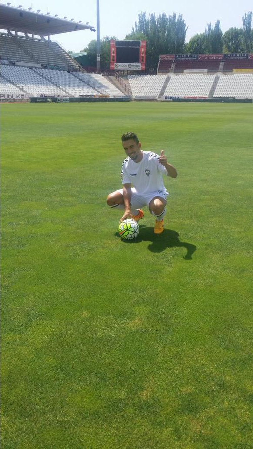Primeras imágenes de Adrià Carmona con la equipación del Albacete. Twitter