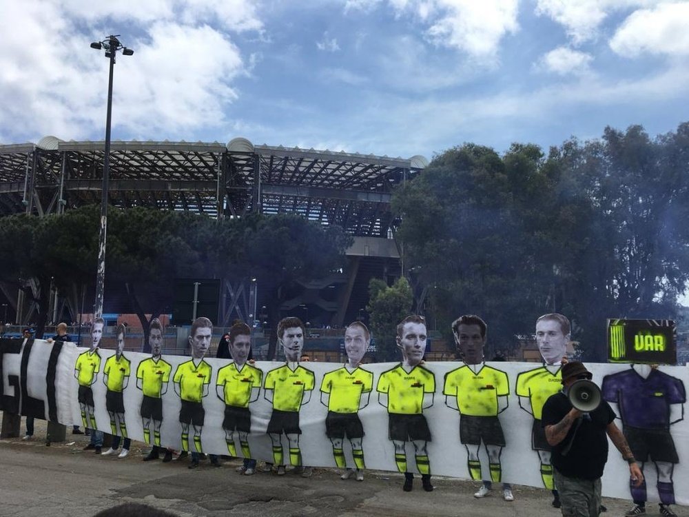 La pancarta mostraba a diez árbitros y a un extra con el VAR en vez de cabeza. Twitter @Sechesi