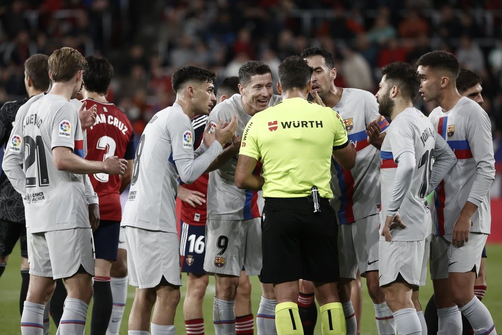 Robert Lewandowski faces the possibility of three more matches in addition to the red card. EFE