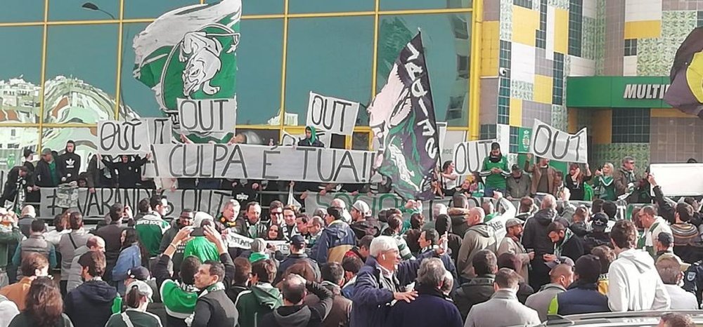 Protestos de torcedores do Sporting CP contra o presidente Frederico Varandas. Twitter @3Sporting