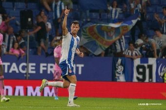 Javi Puado impidió que el Espanyol cayera ante el Eldense. Cuando el partido iba 1-3 en contra de los 'pericos', 2 tantos del futbolista, el último de penalti sobre la bocina, permitieron al conjunto de Cornellà rascar al menos un punto.