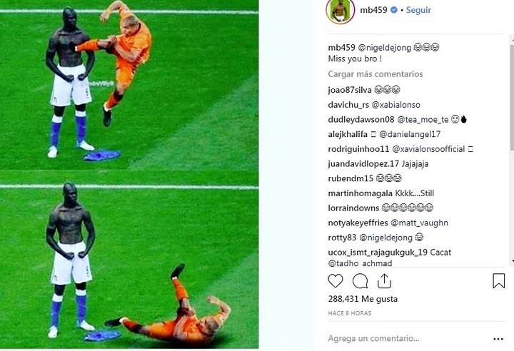 Balotelli parodia la patada de 'kung-fu' de De Jong a Xabi Alonso