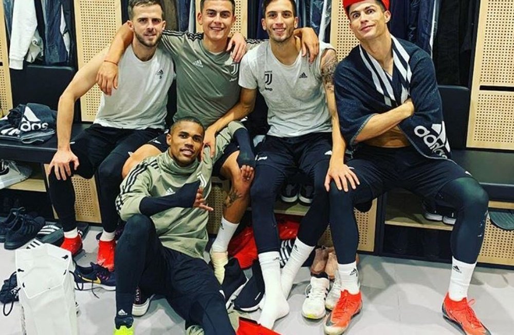 Cristiano posó con 'Cappy' en su cabeza. Dybala