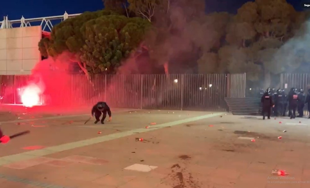Los Boixos Nois provocron disturbios en los momentos previos del Barça-Nápoles. Captura/@ramossalvat