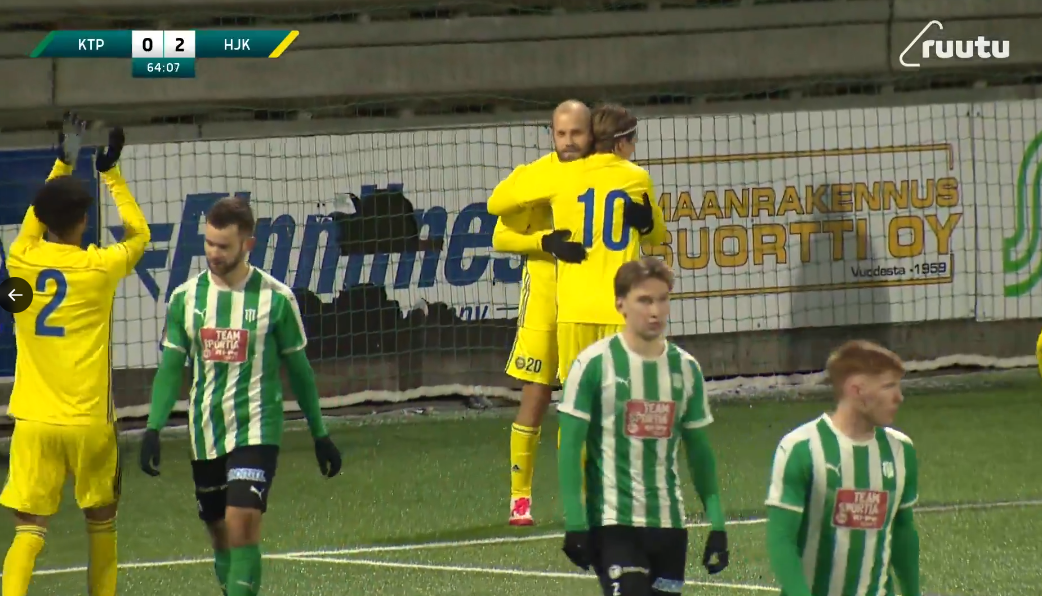 Teemu Pukki volvió a marcar 18 años después en el fútbol de Finlandia. El veterano punta llegó hace escasamente un mes al HJK Helsinki tras su aventura en el Minnesota United de la MLS y, tras 2 partidos sin ver puerta, lo hizo en el 3º, casualmente, ante el equipo con el que debutó con 15 años. El KTP cayó goleador por 0-4 con doblete de su ex futbolista.