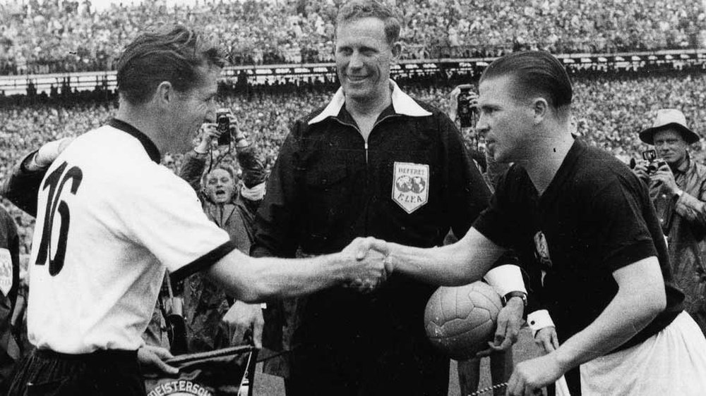 Ferenc Puskas cumprimenta o capitão alemão no Mundial de 1954. FIFA