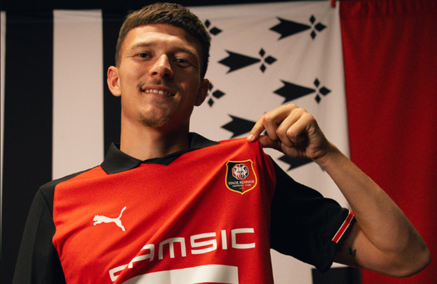 Quentin Merlin quitte l’OM pour rejoindre Rennes jusqu’en 2029. Un transfert qui s’inscrit dans une double opération incluant Valentin Rongier. 20 millions d’euros.