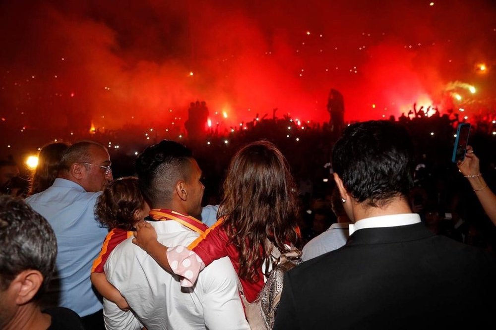 Recibimiento de héroe a Falcao en Estambul. Twitter/GalatasaraySK