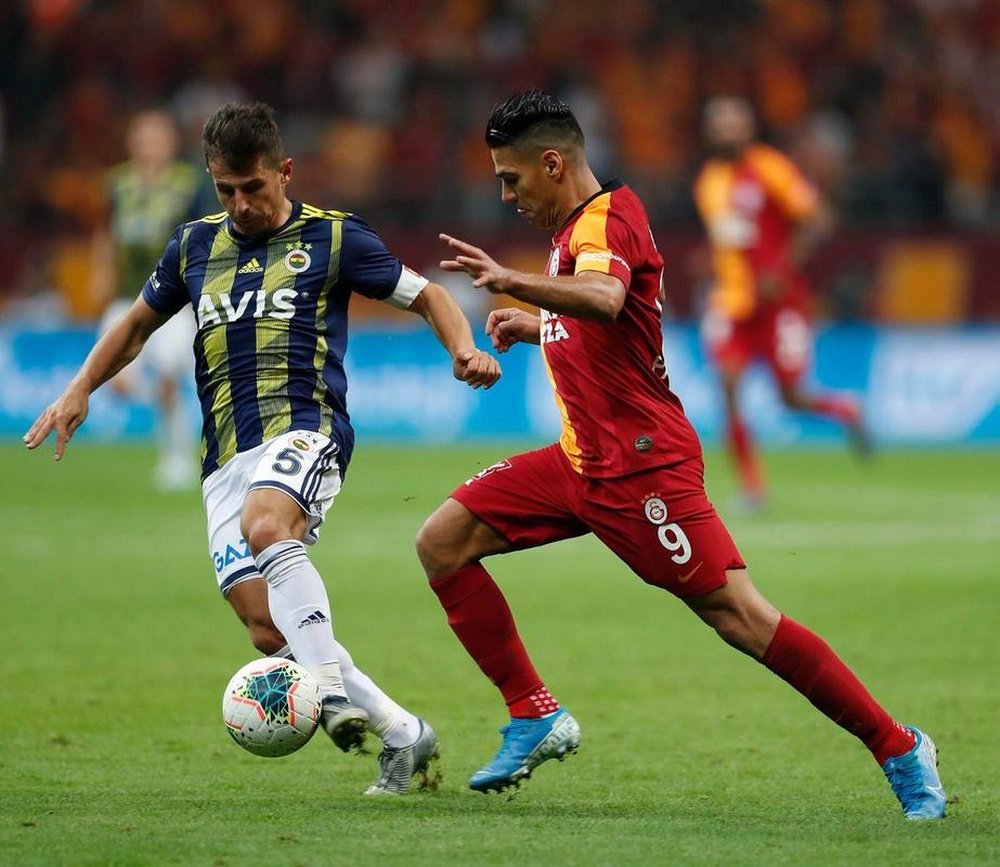 Galatasaray et Fenerbahçe dos à dos dans le derby turc. Twitter/GalatasaraySK