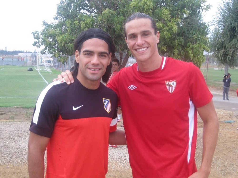 Radamel Falcao y Bernardo Espinosa, futbolistas de Chelsea y Sporting, cuando militaban en el Atlético y el Sevilla, respectivamente. Twitter