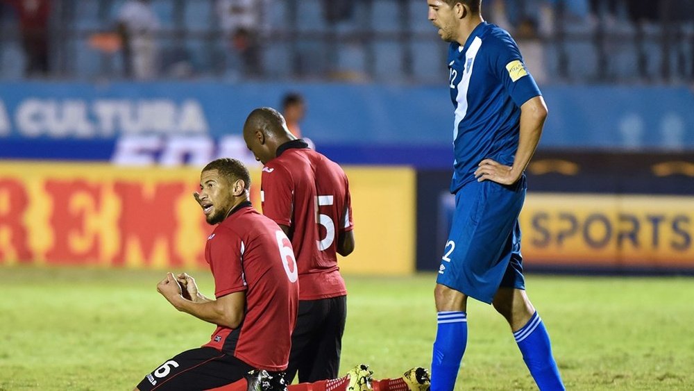 Radanfah Abu Bakr (6) y Daneil Cyrus (5) celebran la victoria de Trinidad y Tobago ante Guatemala. FIFA