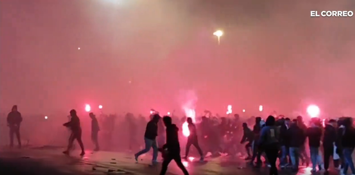 Ultras dell'Athletic Bilbao obbligano la polizia a rifugiarsi all'interno dello stadio