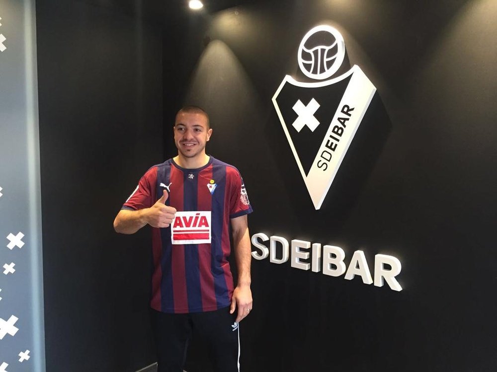 Radosevic posa con la camiseta del Eibar. Twitter