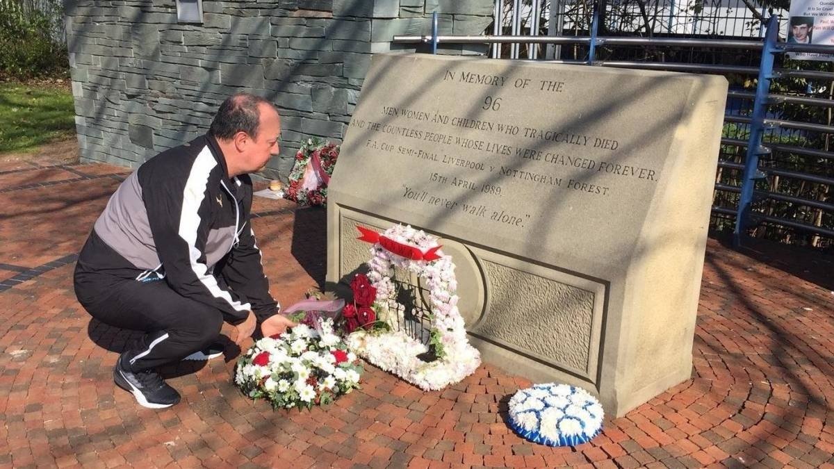 Benítez aprovechó el viaje Sheffield para visitar el monumento a las víctimas de Hillsborough. NUFC
