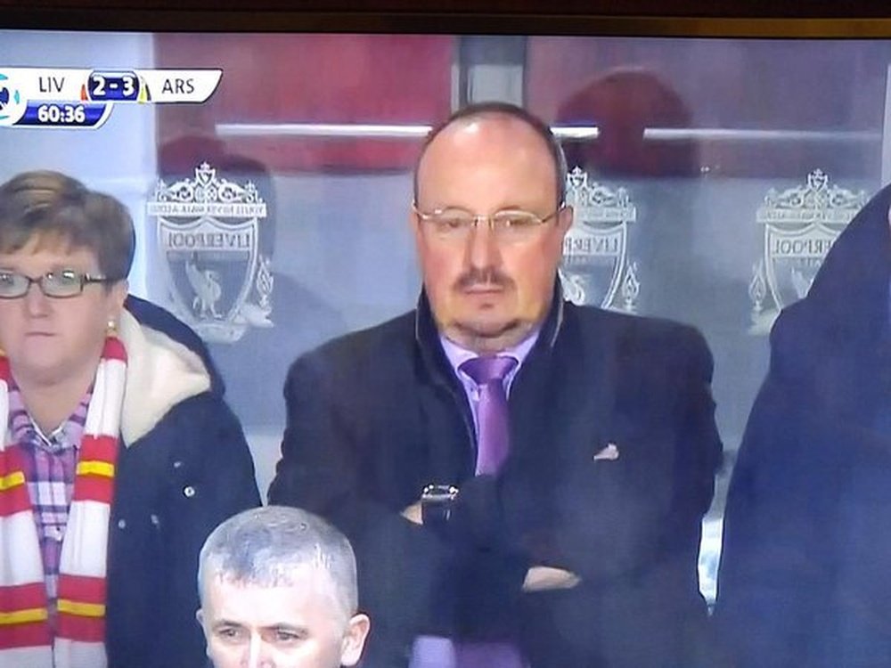 Rafa Benítez, ex entrenador de Liverpool y Real Madrid, viendo el partido del primero ante el Arsenal en Anfield. Twitter