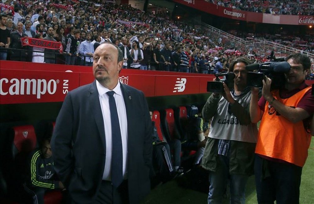 Rafa Benítez is walking a fine line after suffering a heavy 4-0 defeat against Barcelona. EFE