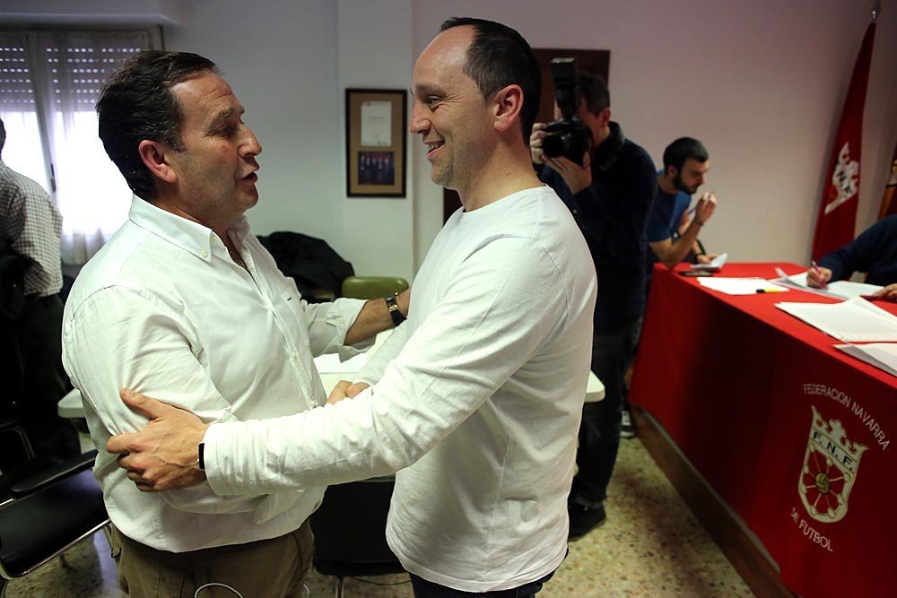 Rafa del Amo (i) y Luis Virto (d) se saludan tras la primera votación a la presidencia de la Federación Navarra de Fútbol. Twitter