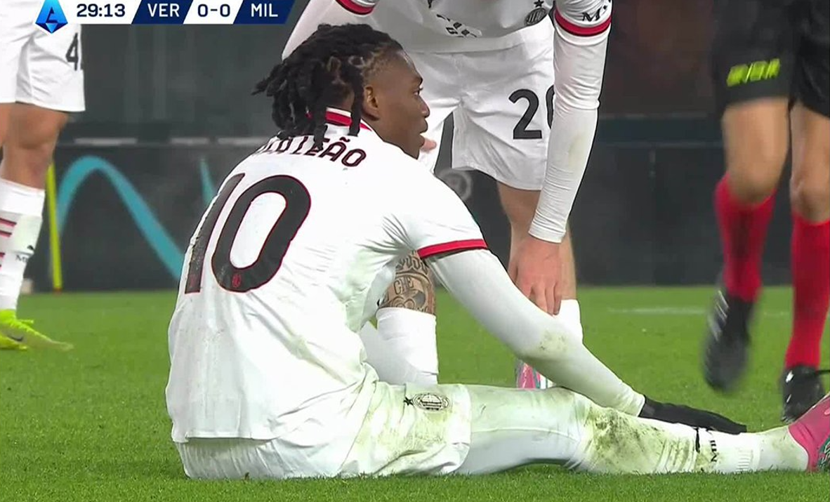 Milan in apprensione per Leao: rischia di saltare Roma e Juve