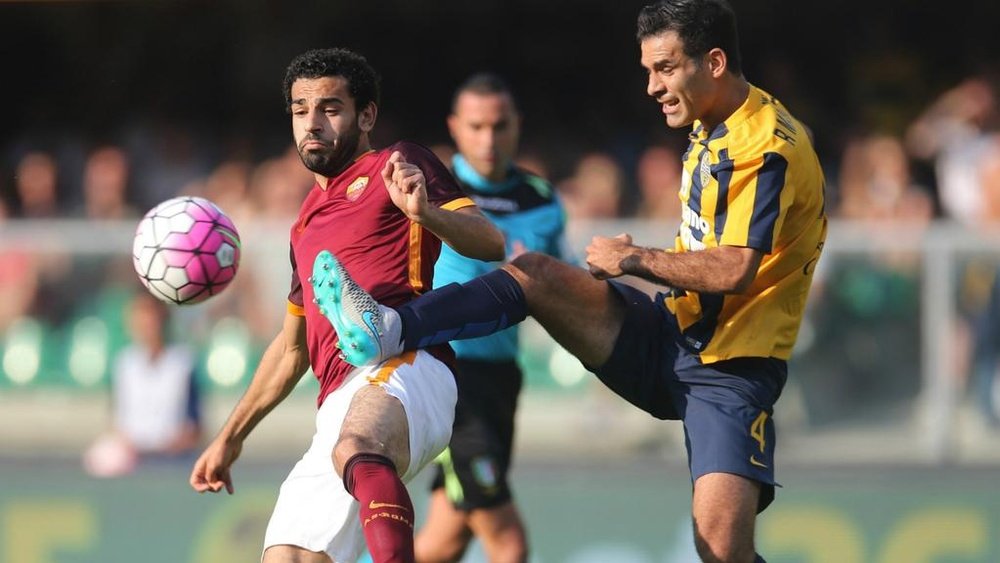 Rafa Márquez, del Hellas Verona, y Mohamed Salah, de la Roma, luchan por un balón. Twitter