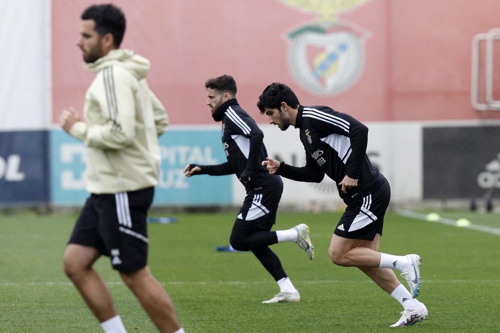 Guedes underwent surgery on a left knee injury. EFE