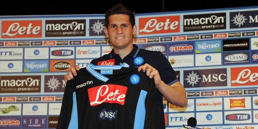 Rafael, portero del Nápoles, posando con la camiseta. Napoli