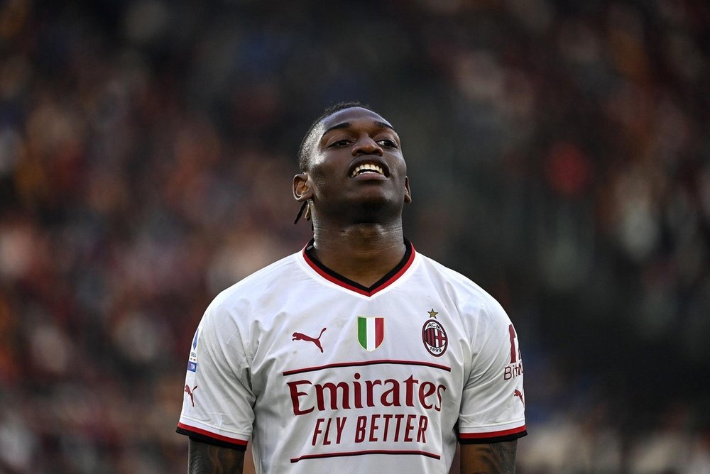 Laporta asks Mendes about Leao. EFE