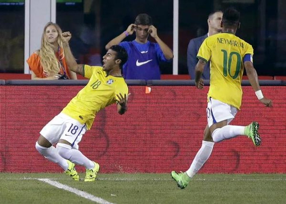 Rafinha y Neymar se apuntaron a la goleada de la Selección de Brasil. Twitter