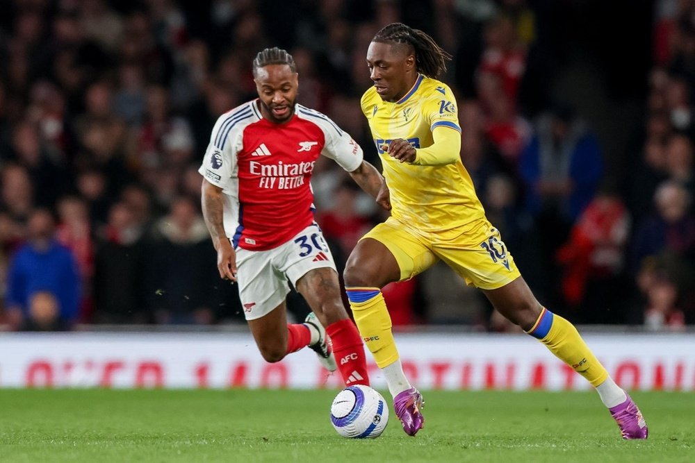 Chelsea are keen to part ways with Sterling on a full transfer rather than a loan. EFE