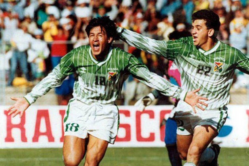 Ramallo y Baldivieso celebran un tanto de Bolivia en la Clasificación al Mundial de Estados Unidos.