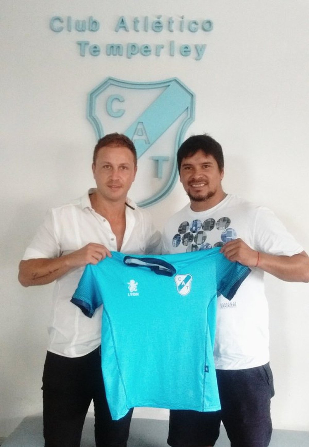 Ramírez posa con la camiseta de Temperley. Twitter