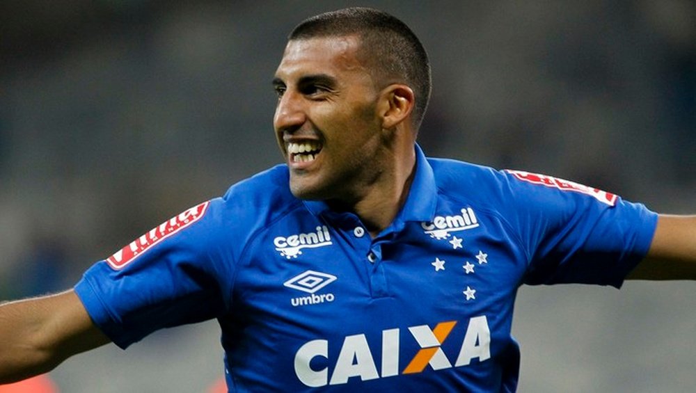 Ramon Ábila, celebrando un gol con Cruzeiro. GloboEsporte
