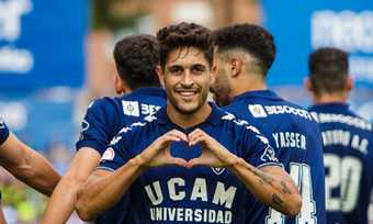 El UCAM Murcia, que perdió la pasada jornada frente al Betis Deportivo (2-0), consiguió rehacerse a esa derrota con una goleada sobre el Yeclano Deportivo, al que le endosó un contundente 4-1 para auparse al tercer lugar de la clasificación.