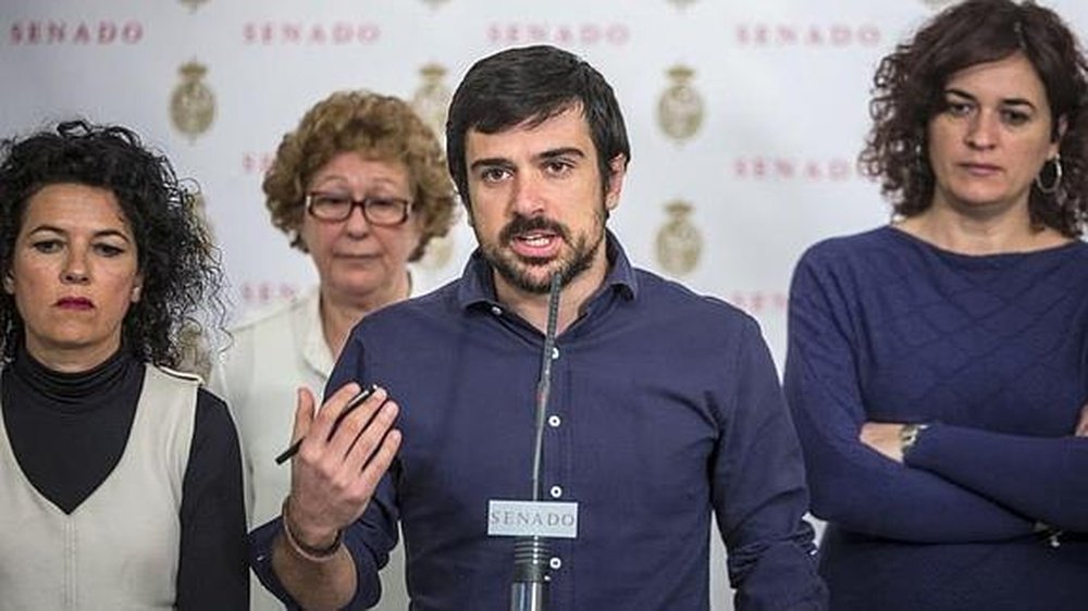 Ramón Espinar, portavoz de Podemos en el Senado, ha rechazado sentarse en el palco del Bernabéu. Twitter