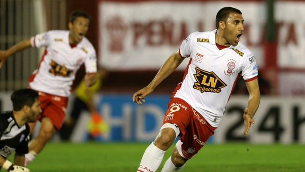 Ramón Wanchope Ábila anota el gol de Huracán sobre Defensor Sporting en la Copa Sudamericana. Twitter