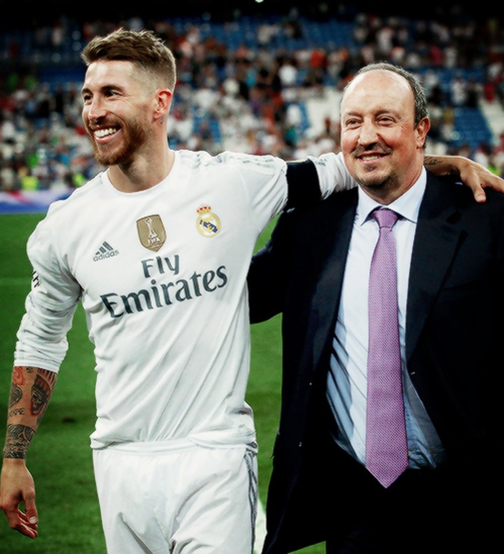 Ramos, central del Real Madrid, junto a su técnico Rafa Benítez. Twitter.