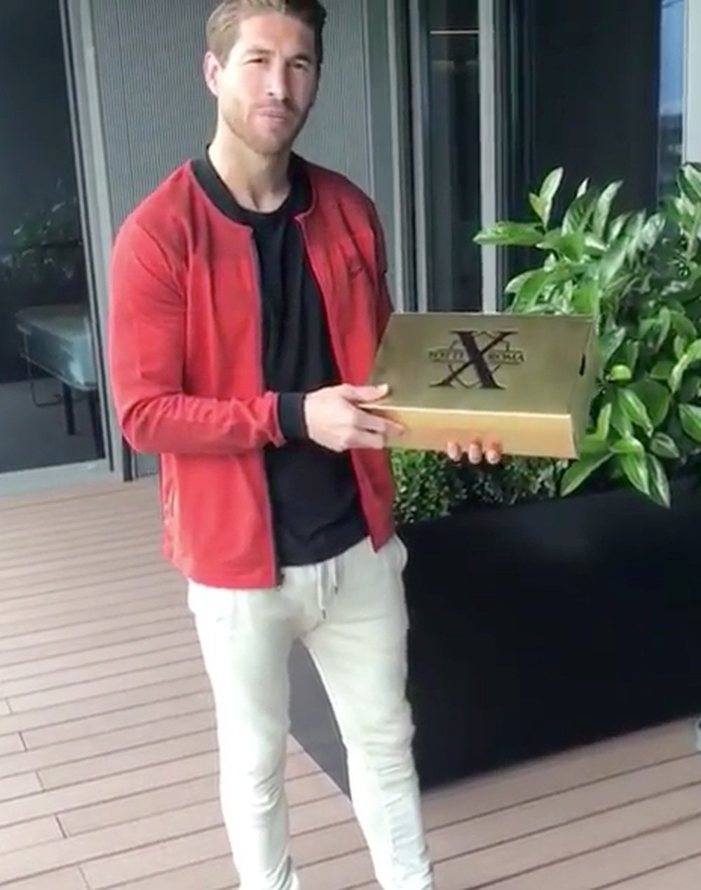 Sergio Ramos muestras el regalo que le ha hecho su amigo Totti. Instagram