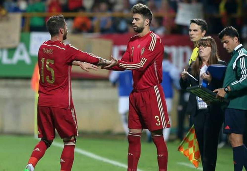 Ramos (L) deja su sitio en el campo a Piqué (R). Twitter