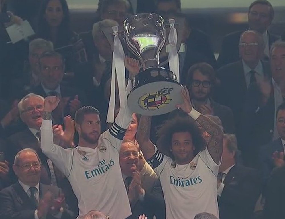 Ramos et Marcelo soulèvent le trophée de Liga. Twitter