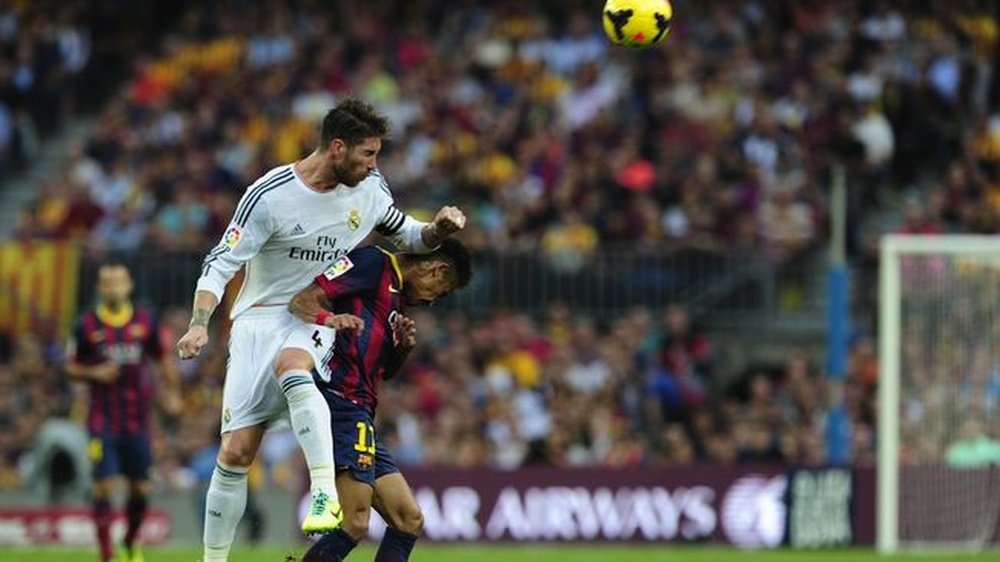 Ramos et Neymar se battent pour un ballon lors d'un Clásico. AFP/JOSEP LAGO