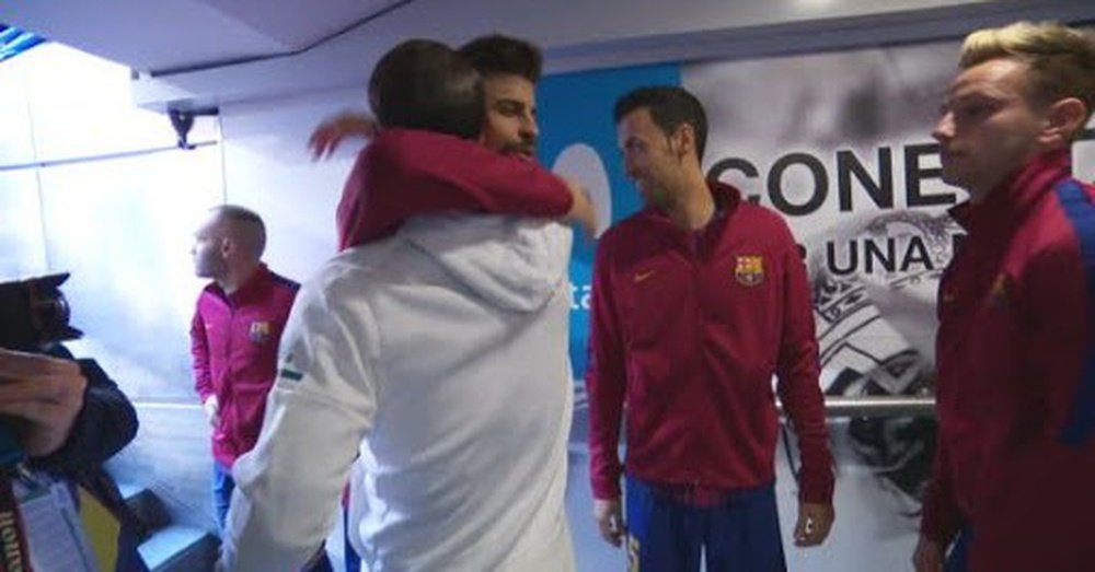 Ramos y Piqué se abrazan antes del partido del Bernabéu entre Madrid y Barcelona. Twitter