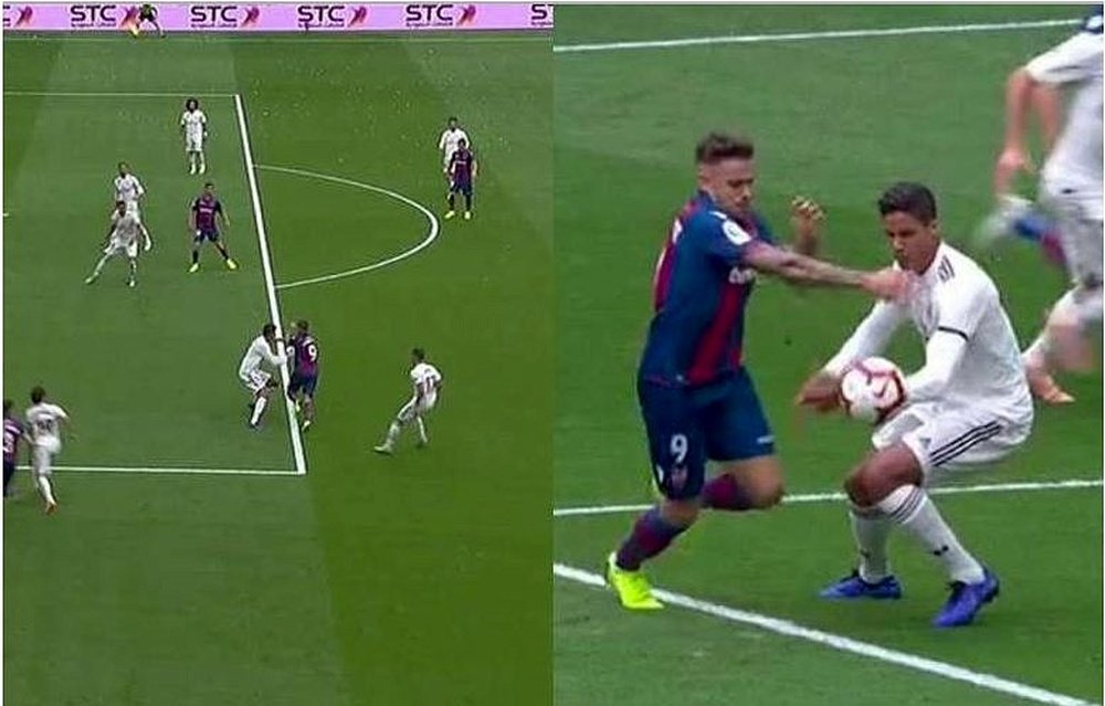 After a review from VAR, a freekick was overturned in favor of a penalty for Levante. CAPTURA