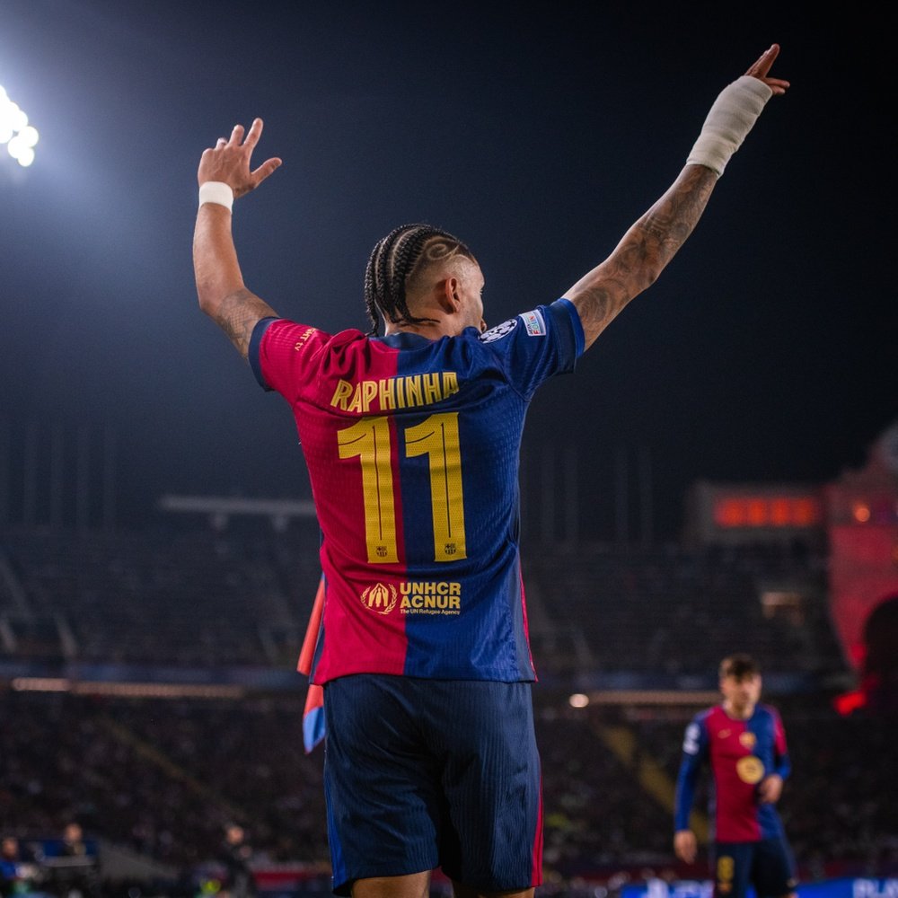 Raphinha se destaca como estrela na órbita de Messi. Twitter/FCBarcelona