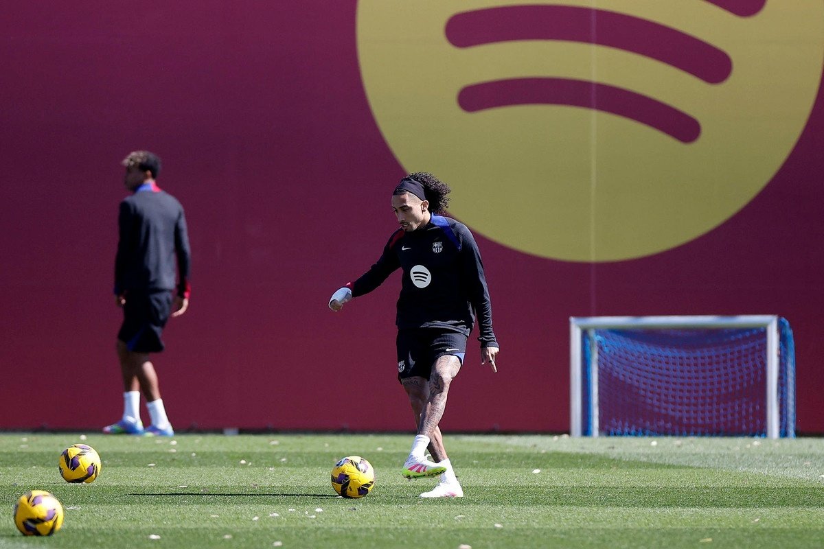 Raphinha lors de l'entraînement du Barça. EFE/Alberto Estévez