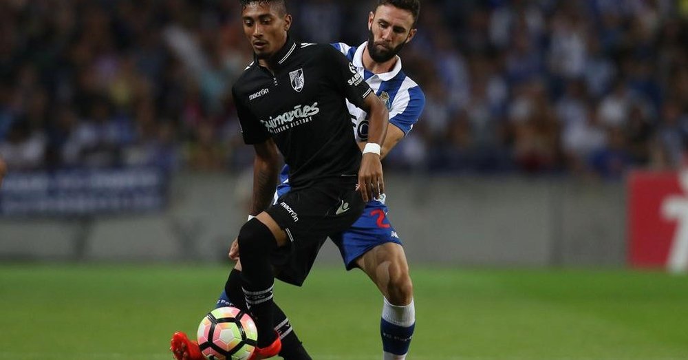 Raphinha, en un partido con el Vitoria Guimaraes. EFE