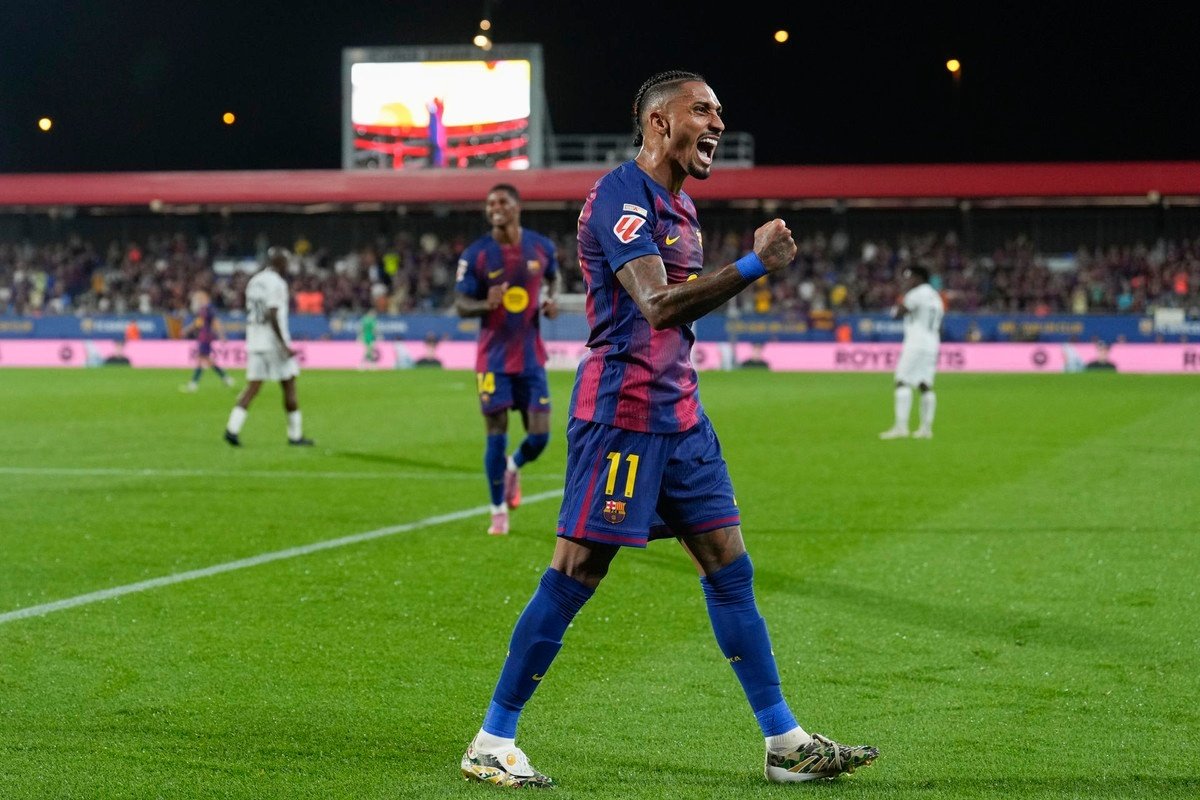 Raphinha no ocultó su decepción por el Balón de Oro. EFE/ToniAlbir